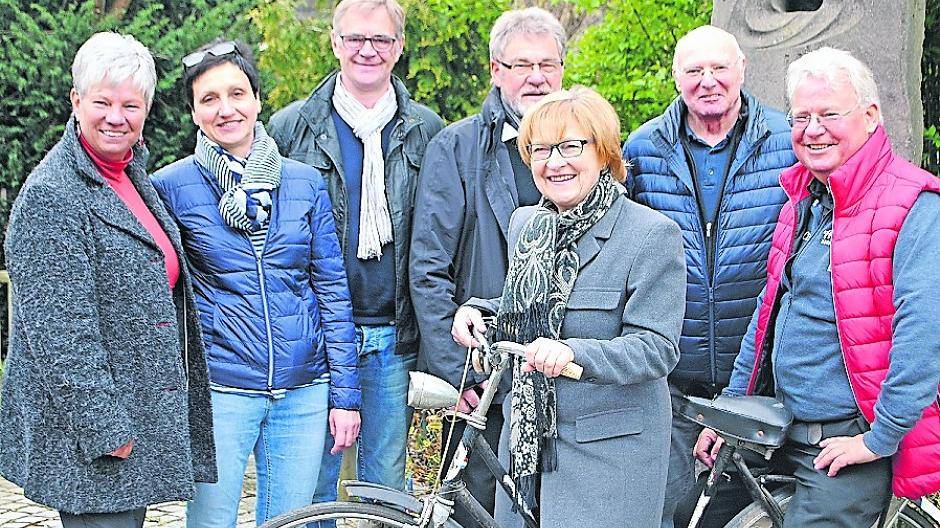  Ein Teil der Mitglieder der Dorfgemeinschaft (von links nach rechts): Margriet Lys, Neu-Mitglied Martina Büttgen, Jochen Schmidt, Theo Lys, Maria Sander, Dirk Sander und Gründungsmitglied Peter Lys (rechts). 