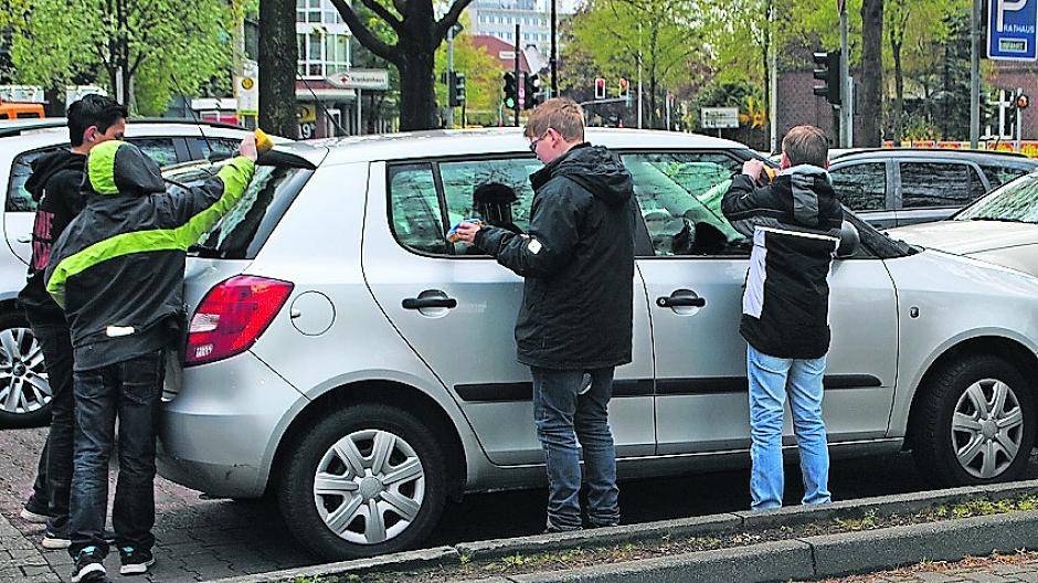  Trotz des eisigen Wetters wuschen Schüler des Pascal-Gymnasiums Autos in der Innenstadt.  