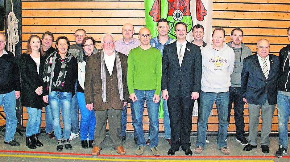  Der neue Vorstand des Heimatvereins Hochneukirch mit seinem Vorsitzenden Bendedikt Obst (6.v.r.) an der Spitze. Der Heimatverein hat damit einen Generationswechsel vollzogen. 