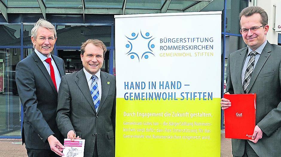  Hand in Hand für den Deutschen Bürgerpreis in Rommerskirchen: Heinz Mölder. (Vorstandsmitglied der Sparkasse), Bürgermeister Martin Mertens und Wolfgang Hüttche (Vorstand der Bürger-Stiftung Rommerskirchen; Filialleiter der Sparkasse). 