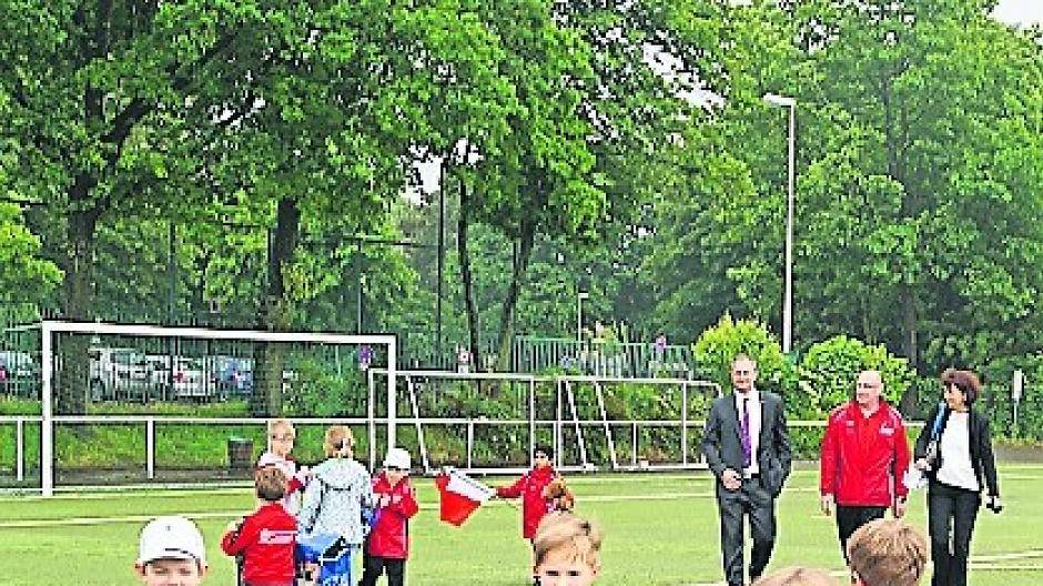  Gerne schleppten die Kinder die Gastgeschenke: Für jeden Kicker gab es einen „Beau jeu“. 