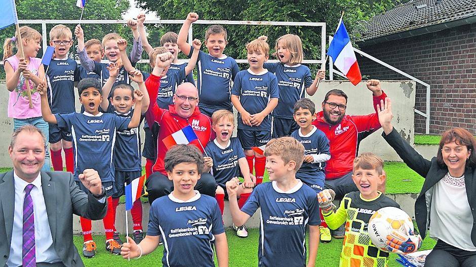  Ein wirklich disziplinierter Haufen: Die jungen Kicker des „Rot-Weiß“ Elfgen jubeln mit Trainer und ihren Sponsoren.  