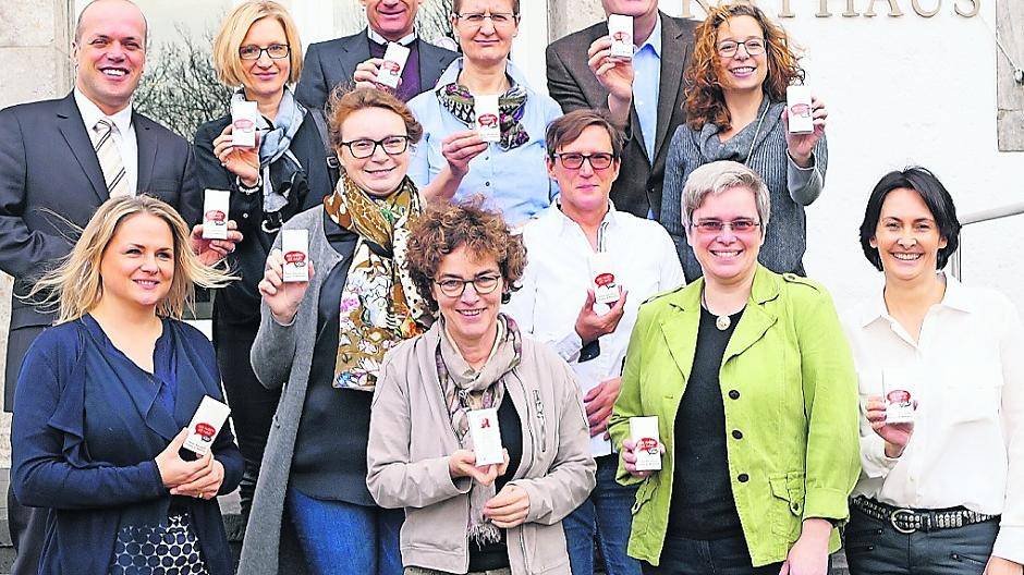  Bürgermeister Krützen (links hinten) ist stolz auf (fast alle) Apotheken am Ort, die die Aktion der Stadt mittragen. 