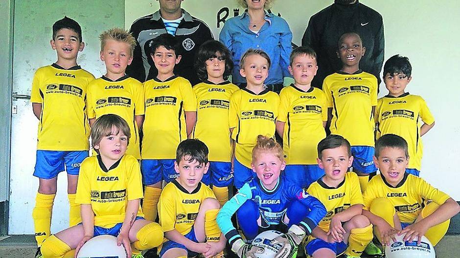 Elgin Breuer mit den beiden Trainern und den jungen Kickern des Rheydter SV 2. 