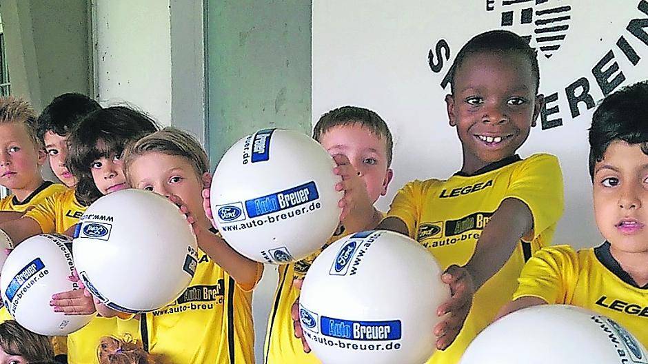  Elgin Breuer von „Ford Breuer“ aus Wevelinghoven brachte mit ihren beiden Söhnen für jeden Spieler noch Fußbälle als Geschenk mit. Natürlich wird sie ihr Team am 18. Juni auch auf der Süd-Anlage anfeuern.  