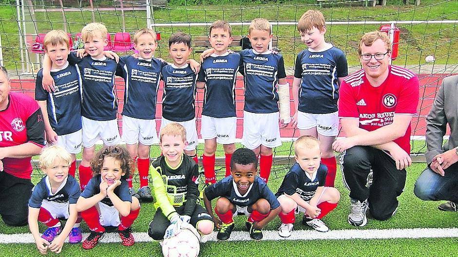  Michael Vieten besuchte die kleinen Kicker der JSG Delhoven/Straberg und brachte Trikots, Hosen und Stutzen mit.  
