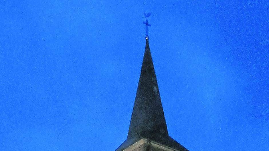  Zwei Spitzen, die gen Himmel weisen: Der erleuchtete Weihnachtsbaum vor „St. Jakobus“.  