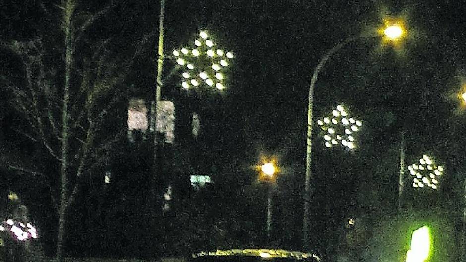  Nicht nur der Weihnachtsbaum wird am Sonntag offiziell eingeschaltet, auch die Sterne am Staßenrand werden dann wieder leuchten.  