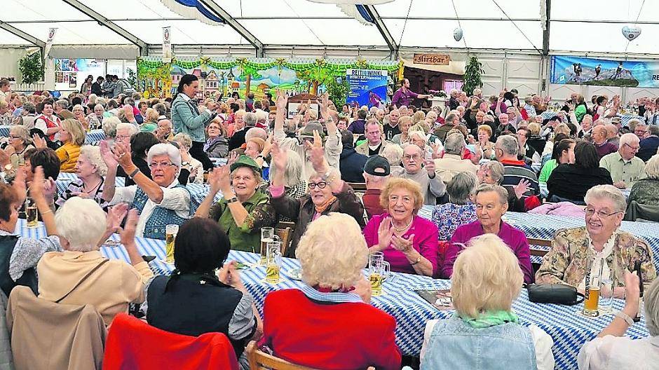  Gute Stimmung ist im Oktober-Festzelt am Seniorennachmittag auch in diesem Jahr wieder gerantiert. Jetzt beginnt der Kartenvorverkauf. 