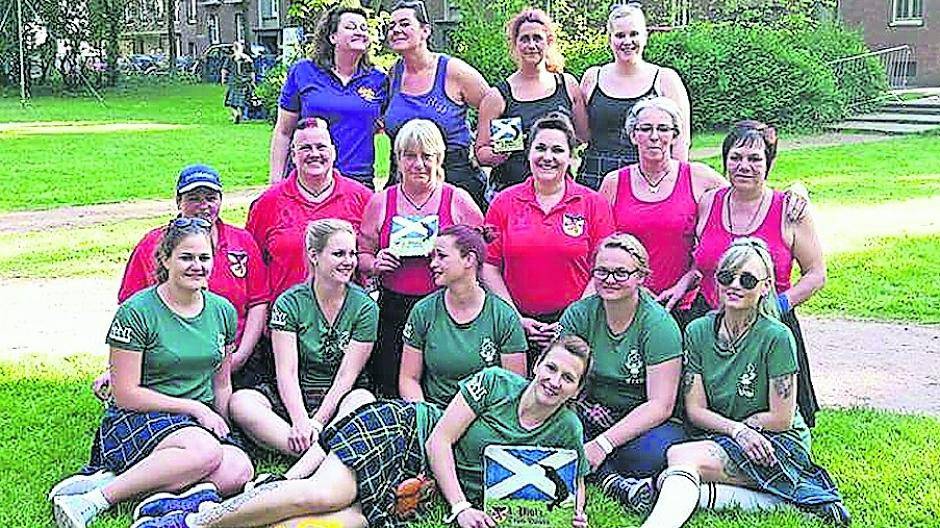  Die ersten drei Plätze der Damen-Mannschaften von den „Highland-Games“: Erster Platz „Highland Angels Kempen“, zweiter Platz „Silvergrays Kempen“ und der dritte Platz ging sn „McClorey Diamonds“. 
