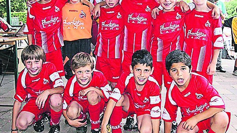  Die jungen Fußballer des TuS (hier zusammen mit Lothar Zimmermann) sind das Jubeln durchaus gewohnt.  