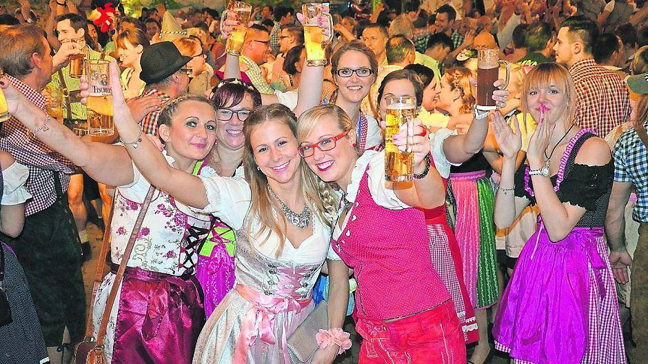  Das Oktoberfestzelt ist ein Garant für beste Party-Stimmung. Kein Wunder also, dass über die Hälfte der Eintrittskarten schon weg sind. Die Besucher reisen aus ganz Nordrhein-Westfalen und aus dem benachbarten Ausland an. 