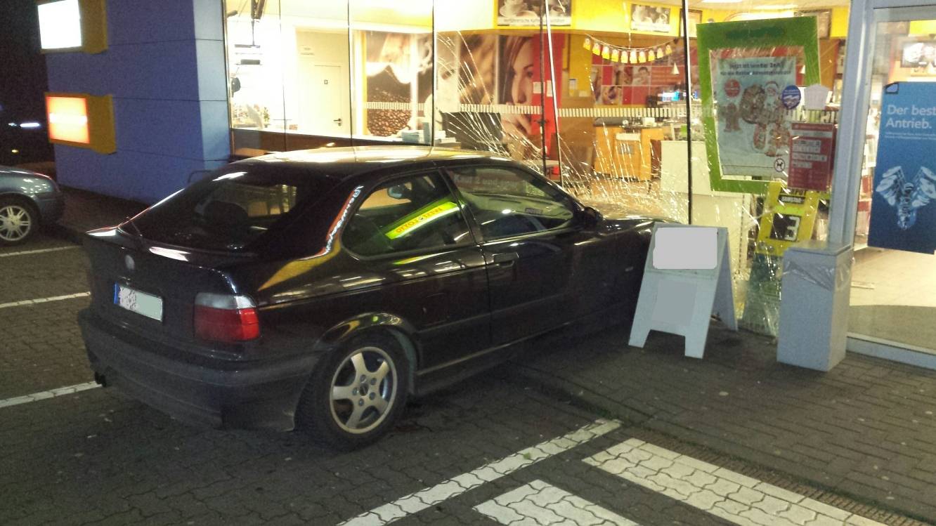 An der Tanke:: Mit Pkw in Verkaufsraum gefahren