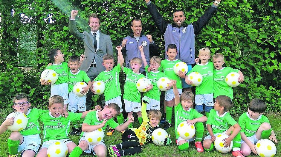  Leidenschaft pur a la Nordirland: Die Mini-Bambini des SC Kapellen mit ihrem Trainer-Team und Tim Grevelhörster (hinten links) vom Montanushof.  