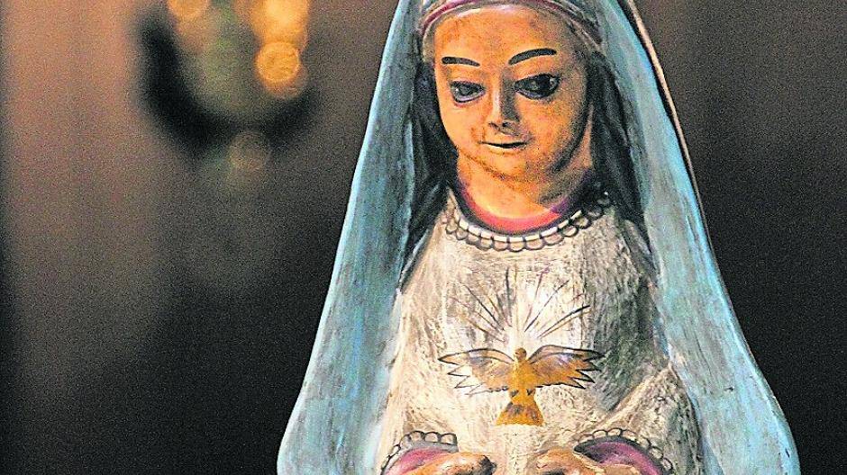 Mutter-Gottes-Figur wird durch Jüchen getragen