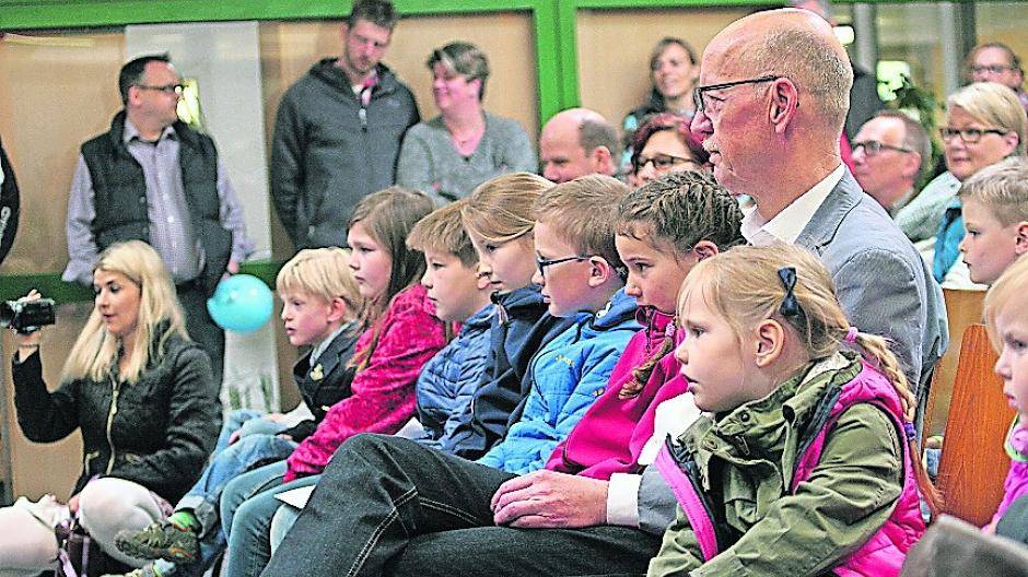  Bürgermeister Harald Zillikens mitten unter den faszinierten Kindern. 