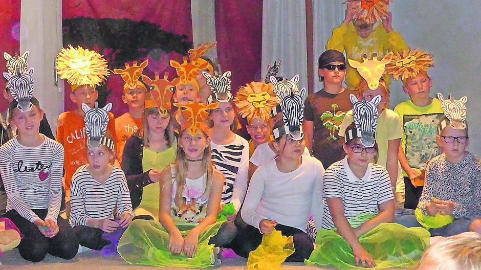  Musical-Aufführung in der Kastanienschule in Hoenigen: Bei „Tuishi pamoja“ geht es um das Thema Freundschaft. 