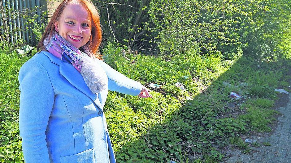  Martina Suermann weiß genau, an welchen Stellen die Brummi-Fahrer ihre „Spuren“ hinterlassen. Sie vermisst Lösungsangebote aus dem Rathaus. 