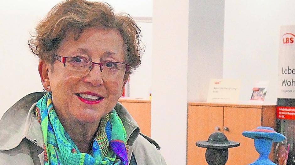  Christa Nökel präsentiert ihre Skulpturen. Unten ihr „Vogelschwarm“, der sich für den Garten eignet. 