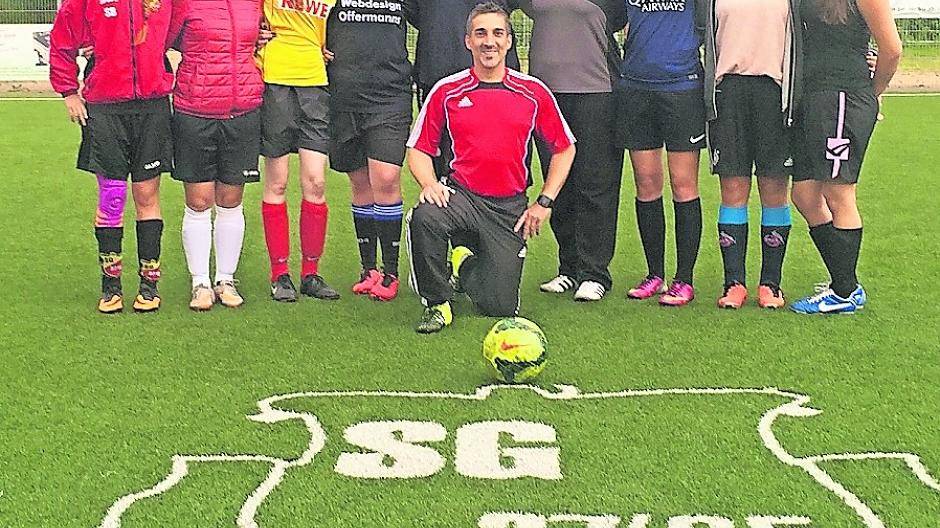  Trainer Roberto Agostinho mit der im Aufbau befindlichen Damen-Mannschaft der SG Rommerskirchen.  