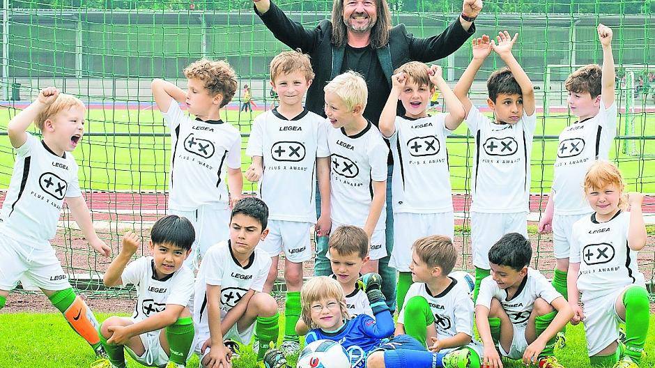  Donat Brandt und die durchaus selbstbewusste Truppe der DJK „Rheinkraft“ aus Neuss: „+X“ sei das Zeichen der Sieger, macht er klar. 