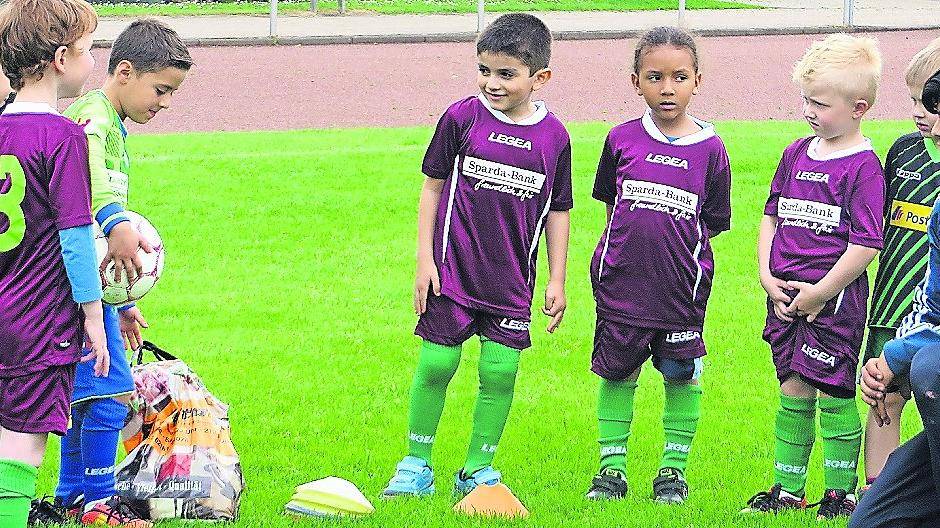  Als Trainer immer mit den kleinen Kicker auf Augenhöhe: Trainer Onur Arslan.  