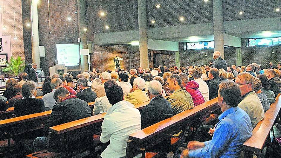  So voll ist auch die Allrather Kirche selten: Viele Gläubige sind mit den Entscheidungen aus Köln unzufrieden. 