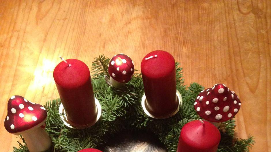 Renate Cahsor und ihr Adventskranz in...