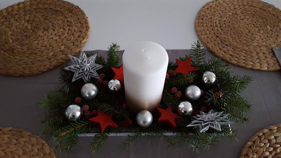 Eine einsame Kerze auf dem Adventskranz von Yvonne...