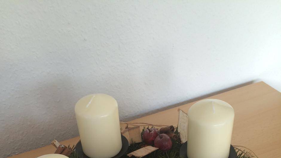 Dieser Adventskranz von Nicole Eßer steht in Bedburdyck....