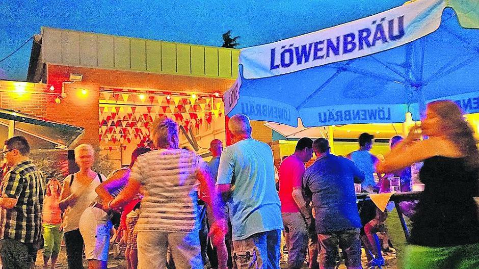  Heute Abend gibt es kühle Cocktails und Knuspriges vom Grill. Das Wetterradar verspricht den passenden Himmel zur Sommernachts-Party. 
