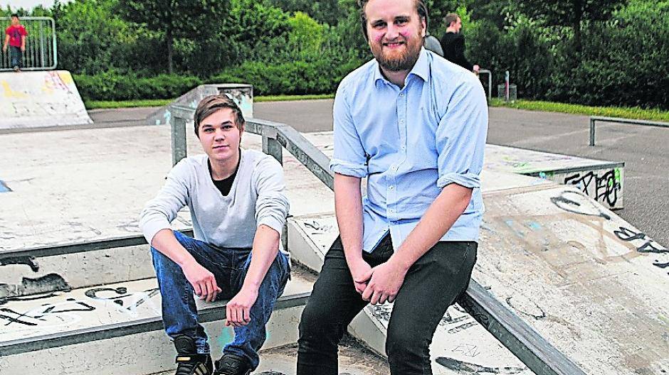  Leon Lohbeck, Vorsitzender der jungen Liberalen (rechts) und Paul Kischinek möchten gerne die Skate-Anlage an der Schule erweitern. 