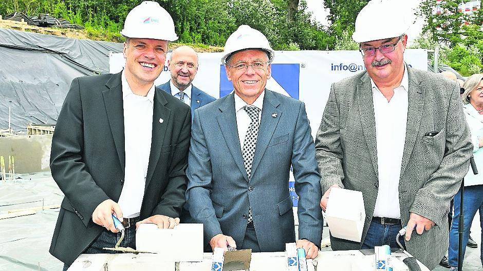  Bürgermeister Klaus Krützen, Landrat Hans-Jürgen Petrauschke und GWG-Chef Willi Peitz schwingen fröhlich die Mörtelkelle. 