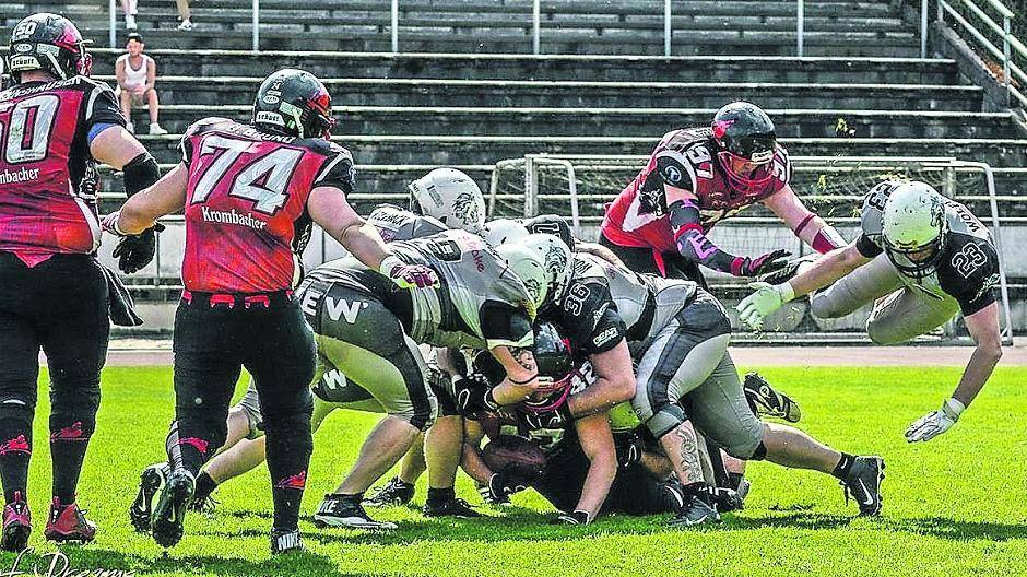  „Football ist im Gegensatz zu den anderen Sportarten strategischer. Man hat für jede Position einen Trainer und muss für die Spiele durch ganz NRW fahren“, berichtet Wirtz, „derzeit sind wir in der vierten Liga.“ 