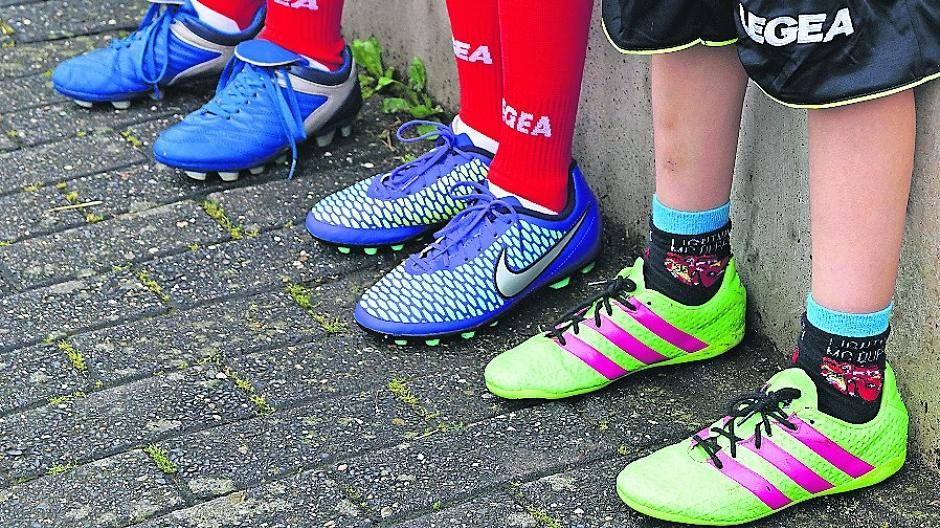  Auch bei den Bambini sind — wie bei den großen Kickern — kunterbunte Schuhe angesagt. 