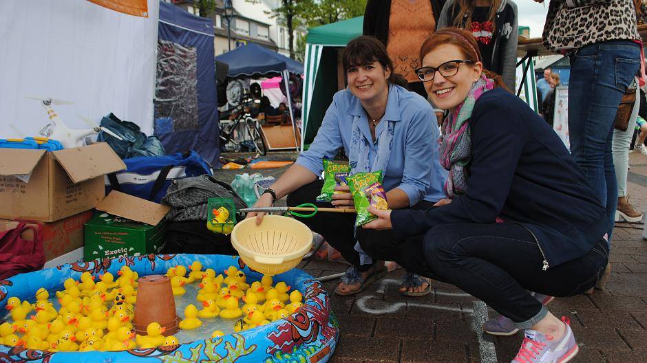 Beim Entchen-Angeln verteilten Sandra Lohr, CDU-Ortsverbandsvorsitzende und Annika...