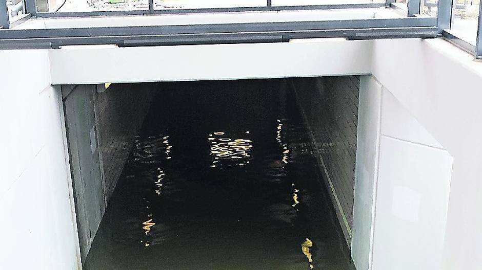  Die Zugänge zu den Gleisen am Rommerskirchener Bahnhof liefen am Montag voll. Folge: Kein Zug hielt mehr. 