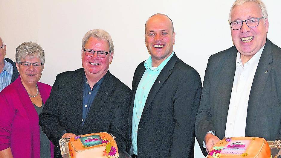  Peter Lys und Jürgen Müller präsentieren voller Stolz ihre beiden Torten (einmal Schokolade, einmal Himbeer-Sahne — beide aber liebevoll herbstlich dekoriert).  