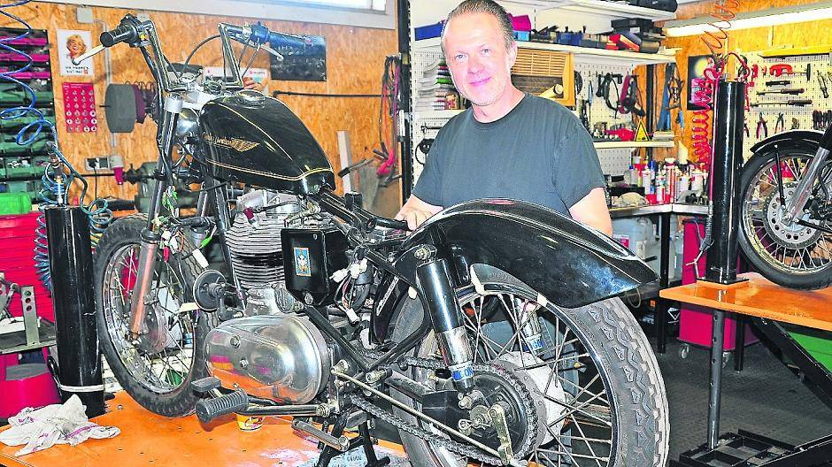  Herbert Flöck schraubt an seiner Legende: Die „Royal Enfield“ ist ein Einzylinder, wie es damals Stand der Technik war.  