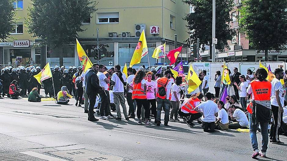 Kurdendemo nach Sitzblockade aufgelöst — Verfahren drohen