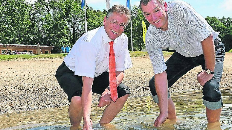 Landrat Hans-Jürgen Petrauschke und Kreis-Geschäftsführer Stefan Stelten (rechts) werben für die beiden Badeseeen. 