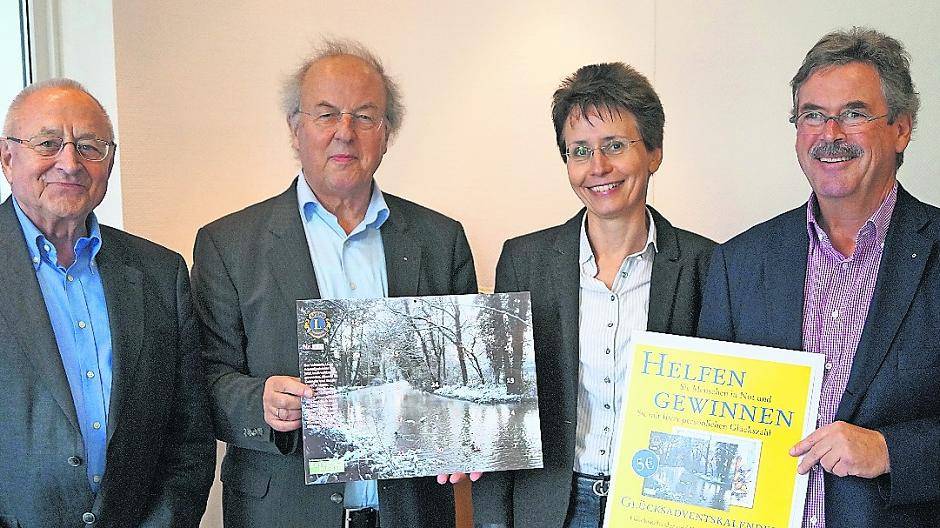  Der erste Advents-Kalender des „Lions-Club“ ging in diesem Jahr an Pfafferin Ruge als Vertreterin der Hospiz-Bewegung „Jona“. Rechts das Hintergrundbild von Wolfgang H. Stephan. 