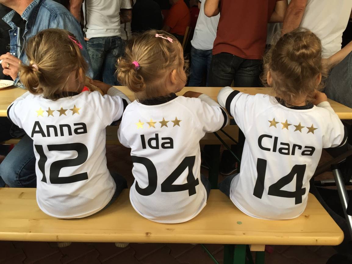  Die Drillinge Anna, Ida und Clara Stettner in Hochneukirch beim Public Viewing des Spiels Deutschland gegen Nordirland. 