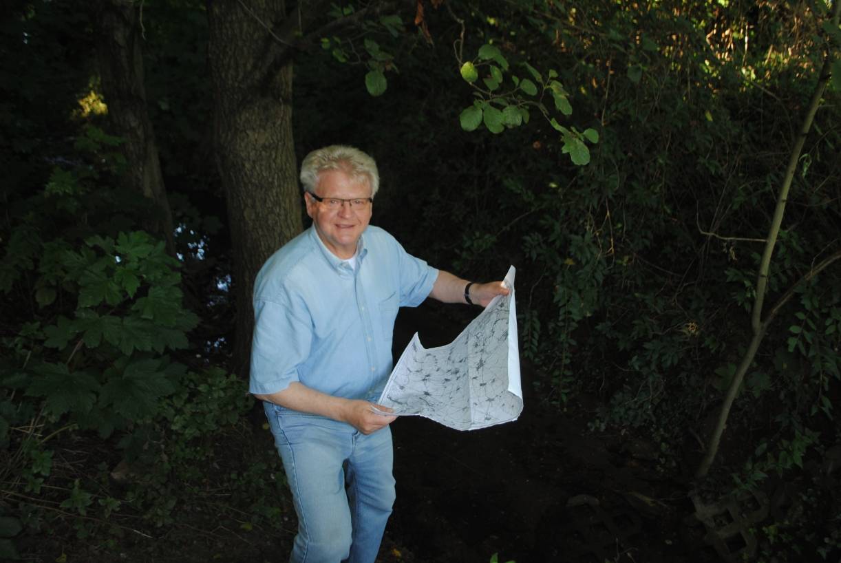  „Überspitzt könnte man sagen, der Jüchener Bach wäre ein Nebenfluss des Rheins“, lacht Josef Esser. 