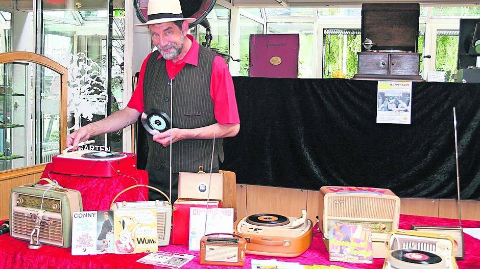  Volkmar Hess vom „Internationalen Phono- und Radio-Museum Dormagen am Rhein“ mit einigen der Schaustücke. 