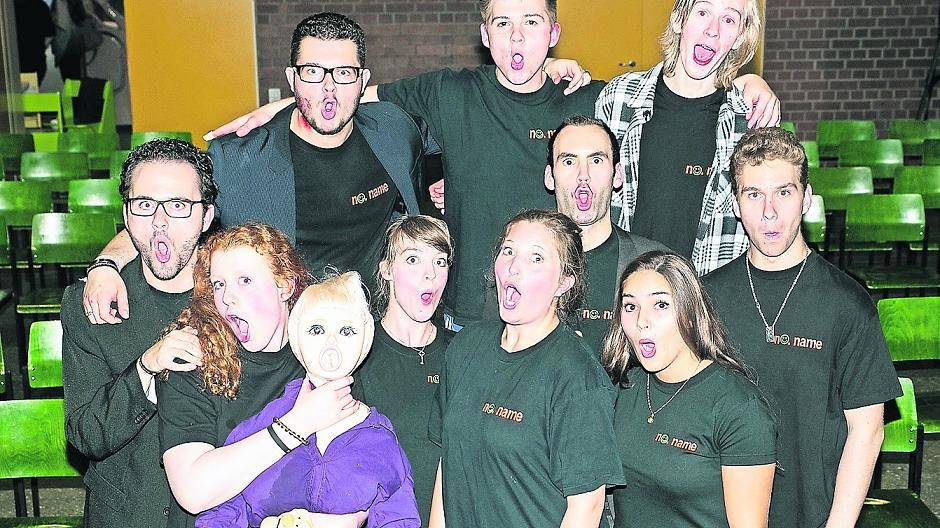  Die Theatergruppe „no.name“ — von der Leitern über die Technik bis hin zu den Schauspielern. Ab Ende August geht es wieder los ...  