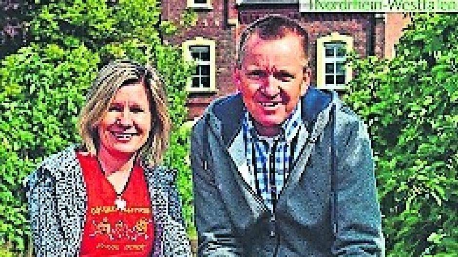  Ulrich Timmer (Geschäftsführer der Landwirtschafts-Kreisstelle), Renate und Peter Eßer aus Ramrath, Autorin Janine Rech und Kreis-Landwirt Wolfgang Wappenschmidt sind vom neuen „Bauernhof-Wegweiser“ begeistert (von links). 