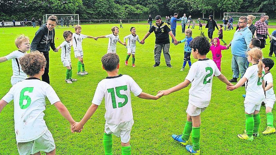  Hier werden die jungen „Kicker aus Ungarn“ (Sponsor: „Plus-X-Award“) auf das Turnier eingestimmt.  