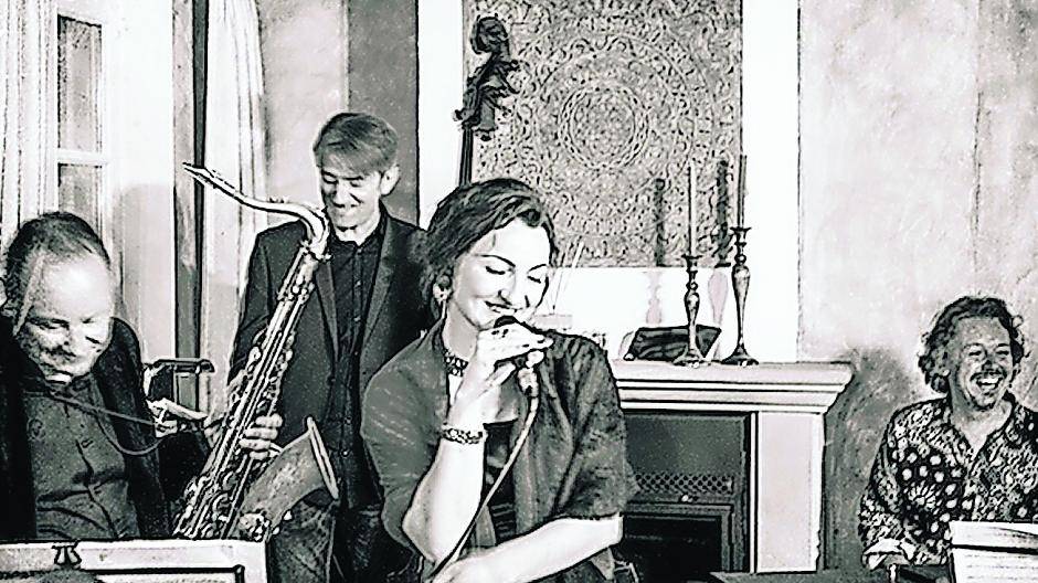  Zusammen mit ihrem Ensemble präsentiert Ana Maria Leistikow („Astatine“) beschwingten Vintage Jazz, sowie Balladen der 50er &amp; 60er Jahre. Mit ihren Songs wollen sie die großen Tage strahlender Persönlichkeiten wie Chet Baker, Miles Davis, Bill Evans, Sarah Vaughan und Ella Fitzgerald wieder aufleben lassen. Dabei stehen nicht nur bekannte sowie fast vergessene Klassikern auf der Setliste, sondern auch eigene Kreationen, die sich von Folklore bis hin zum rumänischen Swing eines bereiten Spektrums an Einflüssen bedienen.  