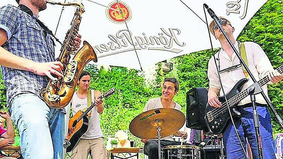  „Inspector Harti &amp; die Dieselmaschine“ sind in Grevenbroich im Grunde genommen keine Unbekannten. Andy Samtkragen (im Bild hinten links) sorgte mit „Silver Temple“ beim „Rock This Town“-Festival für Furore. Vor allem seiner Stimme, die noch bis in die letzten Reihen für Gänsehaut sorgte, hatte die Band am Ende den Sieg zu verdanken. Jetzt kommt in anderen Formation, erinnert mehr an seine Anfänge als Straßenmusiker. 